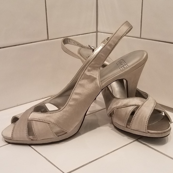 NWOT Mootsies Tootsies Silver Satin Slingbacks - Picture 1 of 4
